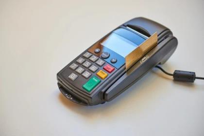 [啥牌子的pos机可以贷款]POS机刷卡的错误的方法，你知道几个？-第1张图片